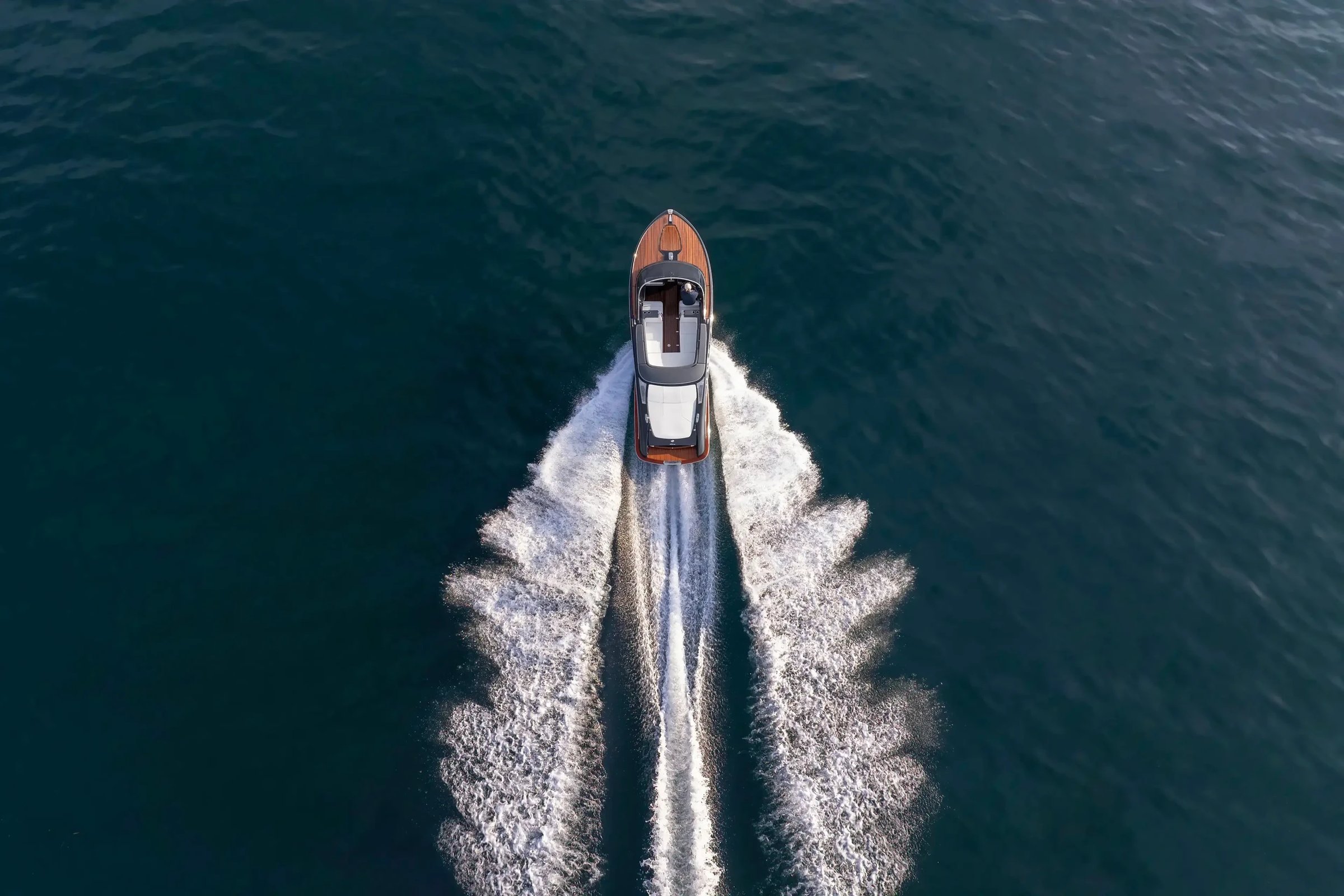 Riva Iseo Super, boot varend op zee vanuit vogelperspectief