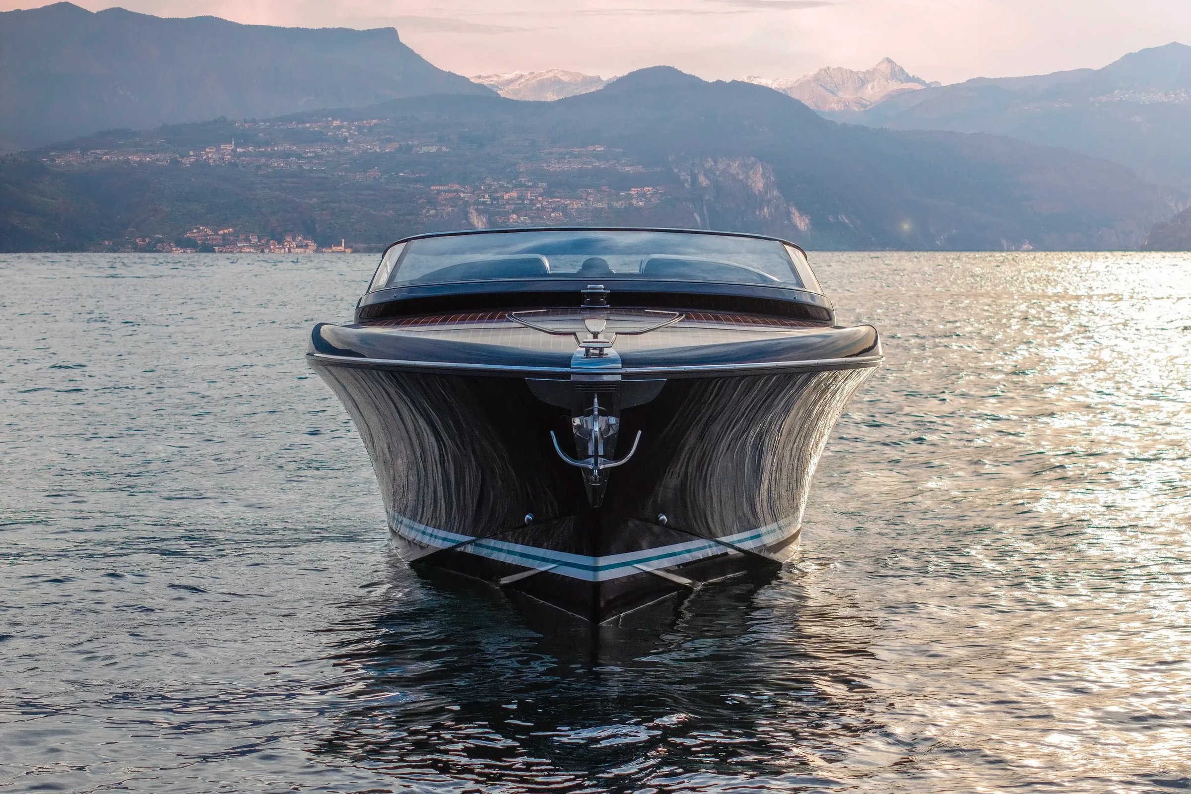 Riva Iseo Super, boot voorop meer met bergen