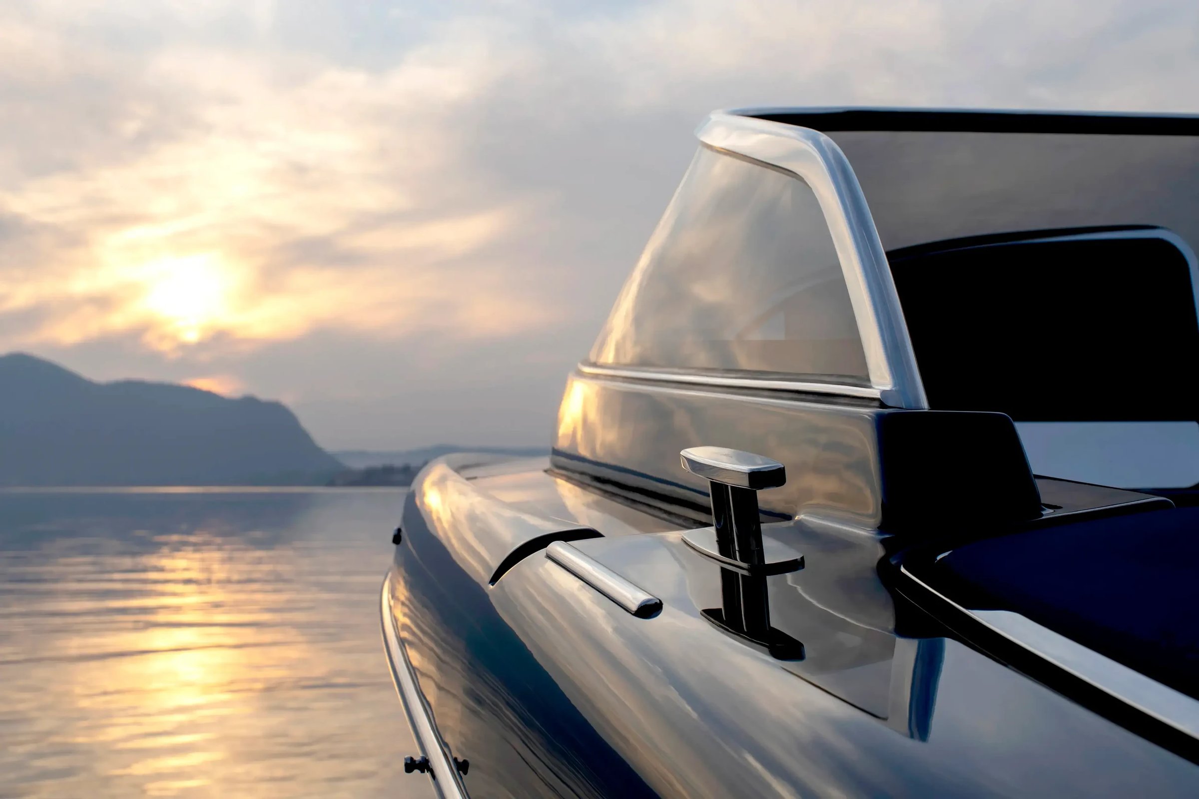 Riva Iseo Super, close-up voorsteven met zonsondergang