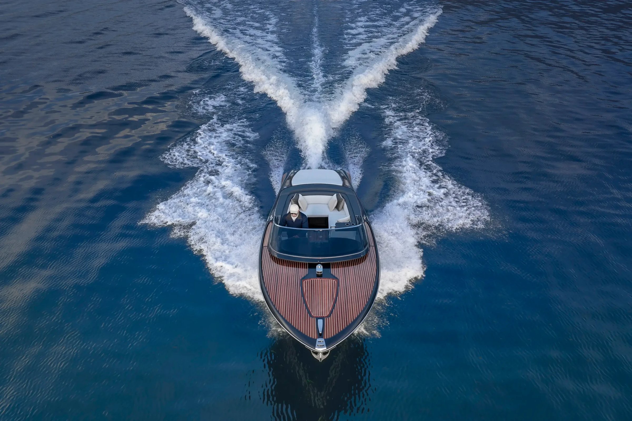 Riva Iseo Super, speedboot varend met golven
