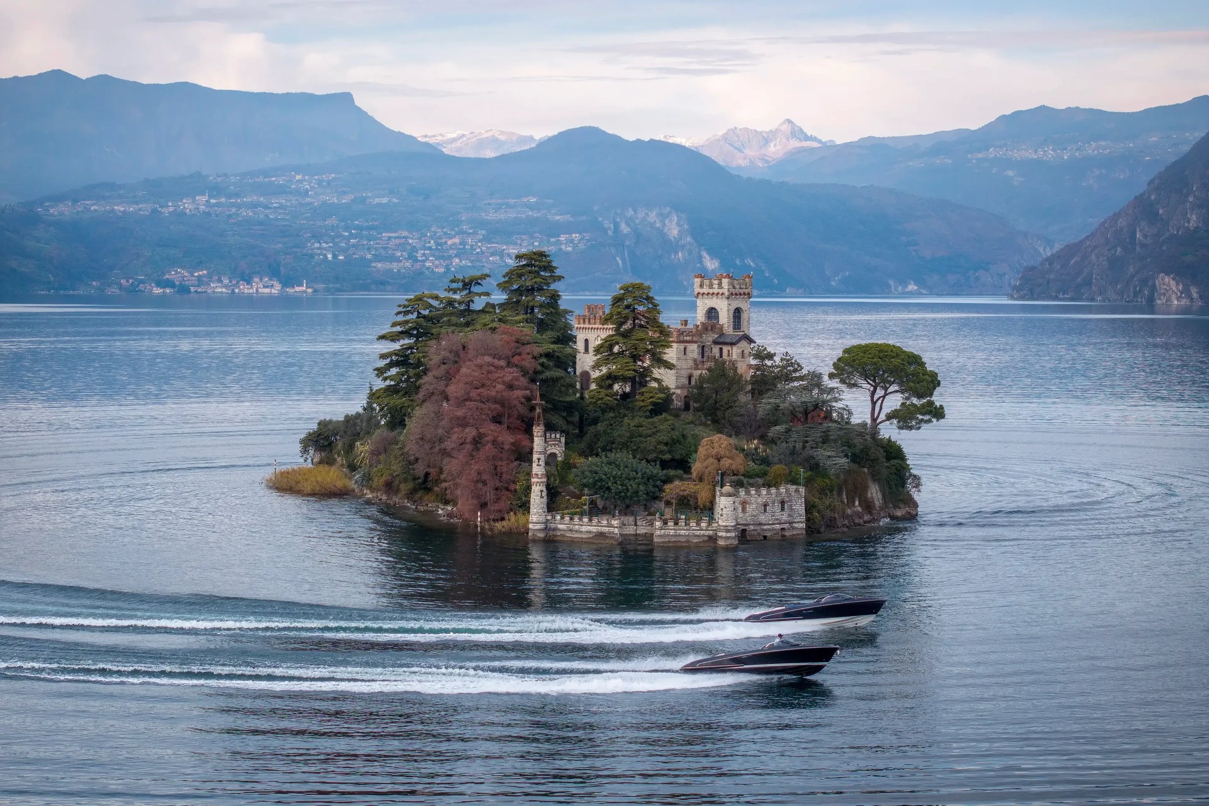 Riva Iseo Super, speedboten varen bij kasteeleiland