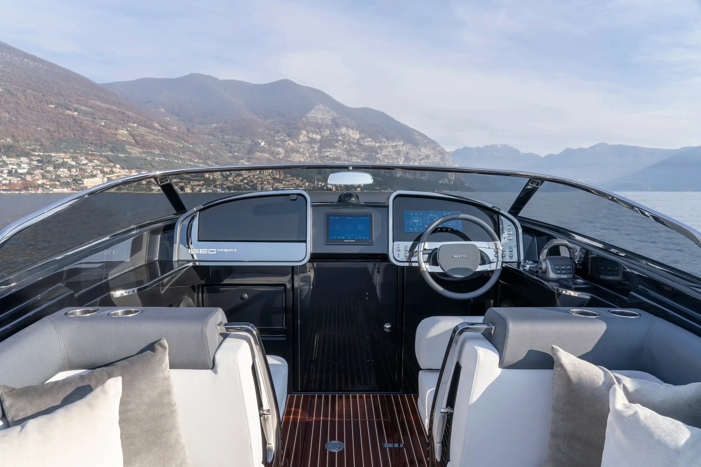 Riva Iseo Super, stuurstand met stoelen en kussens