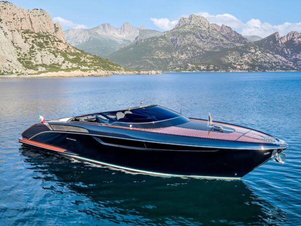 Riva Rivamare, boot voor anker bij bergen