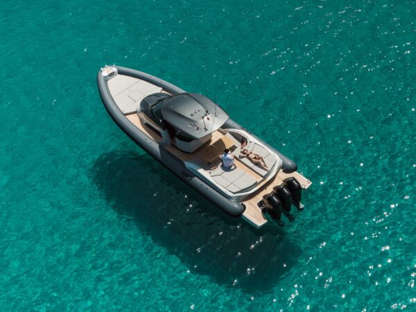 Sacs Marine New Strider 13, rubberboot op turquoise zee
