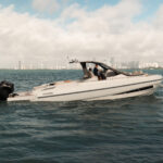 Sacs Marine Rebel 40, witte boot varend op zee