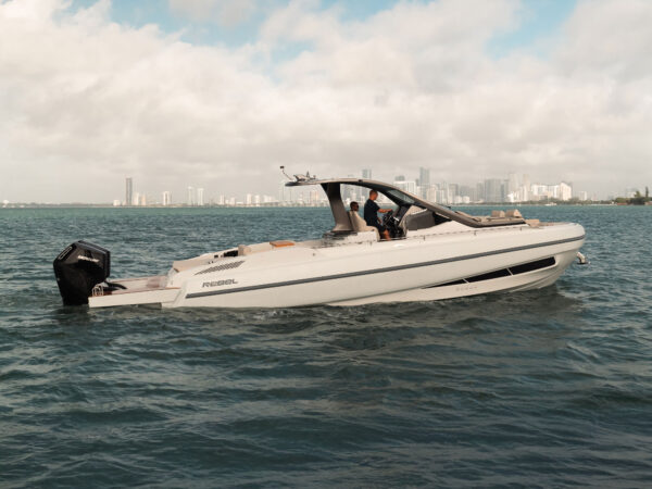 Sacs Marine Rebel 40, witte boot varend op zee