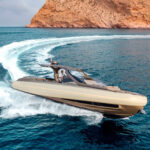 Sacs Marine Rebel 47, boot varend op zee