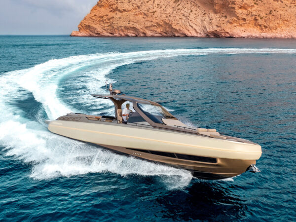 Sacs Marine Rebel 47, boot varend op zee
