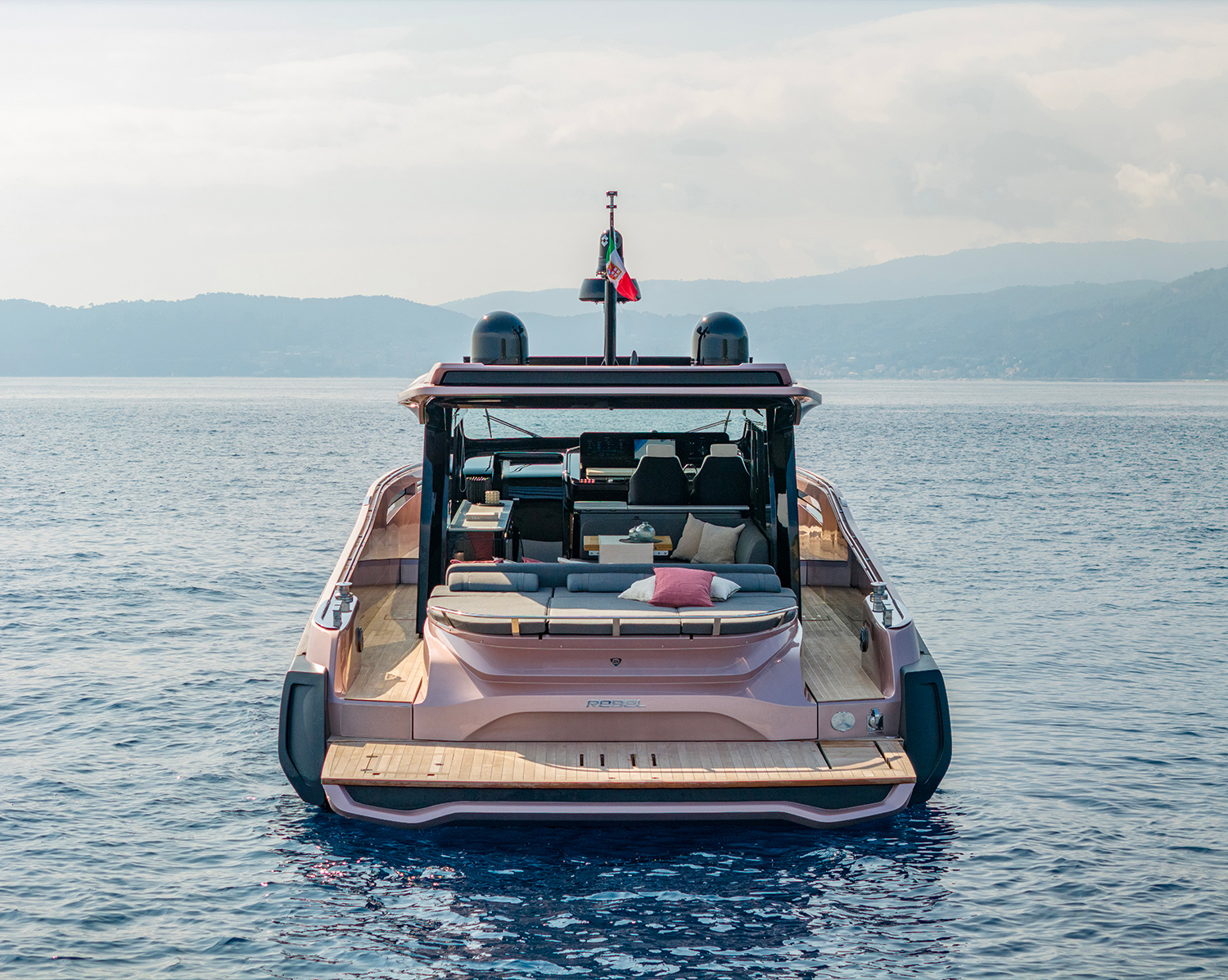 Sacs Marine Rebel 50 G, achteraanzicht boot met loungezitje