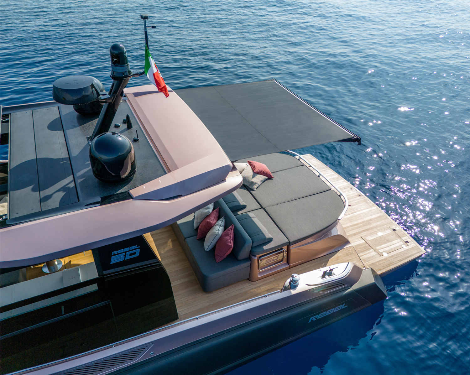 Sacs Marine Rebel 50 G, achterdek met lounge kussens
