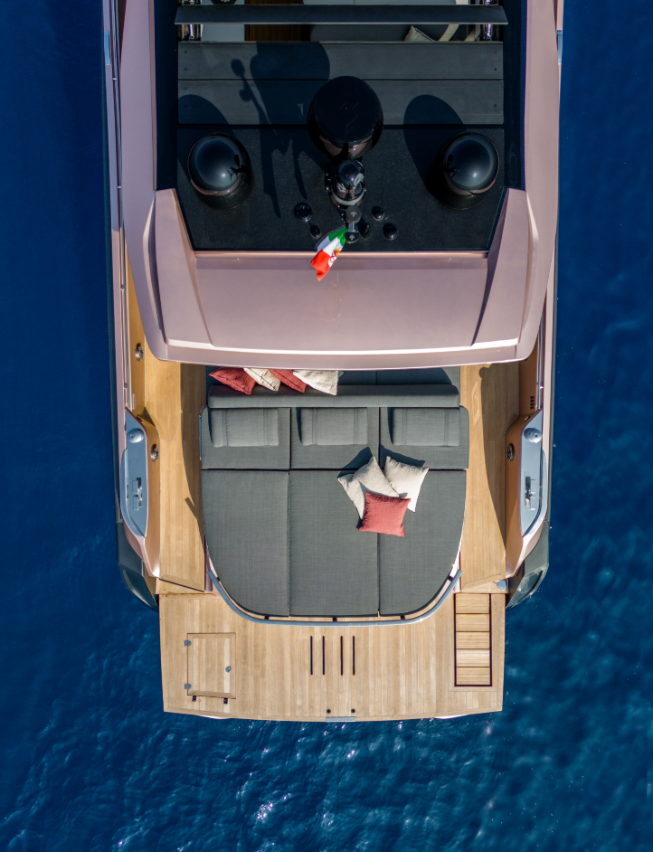 Sacs Marine Rebel 50 G, achterdek met loungebank vanuit vogelperspectief