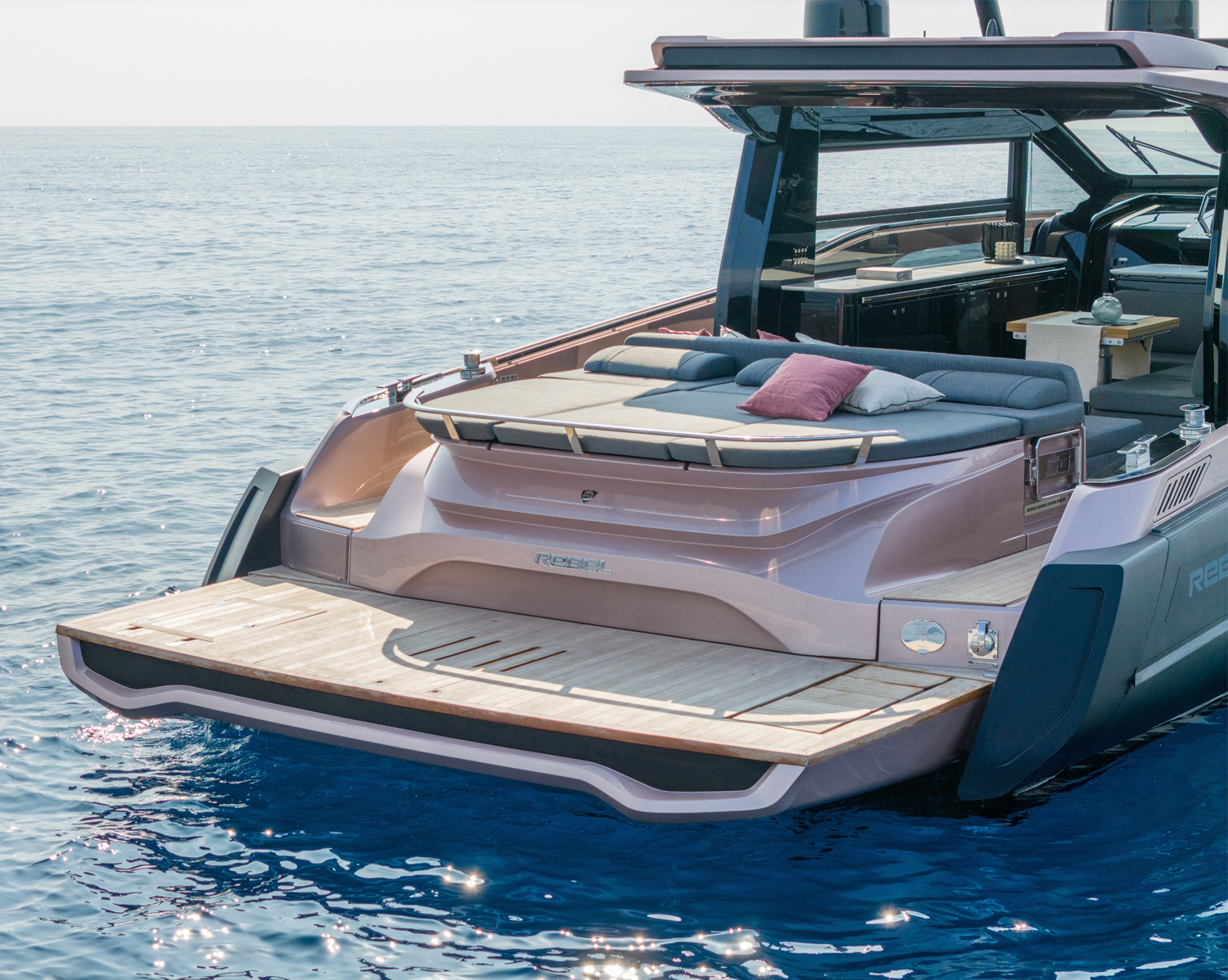 Sacs Marine Rebel 50 G, achterdek met zwemplatform en loungebank