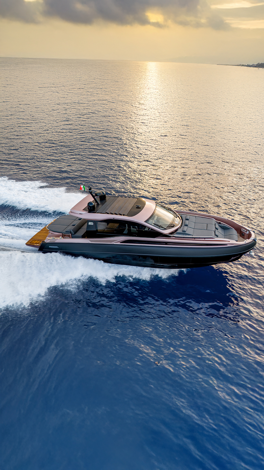 Sacs Marine Rebel 50 G, boot varend op zee bij zonsondergang