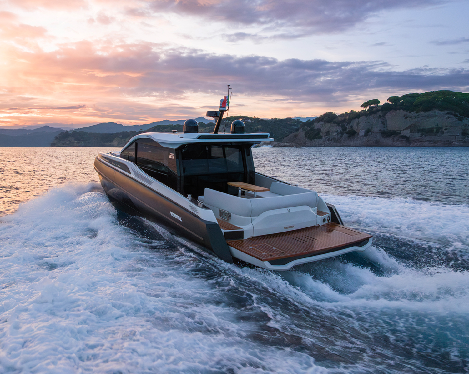 Sacs Marine Rebel 50 G, boot varend op zee bij zonsondergang
