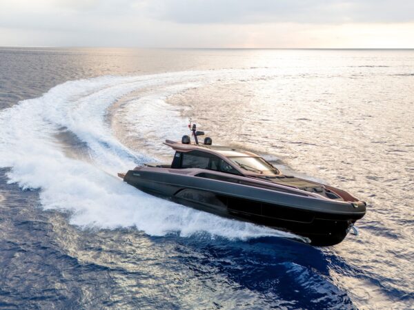 Sacs Marine Rebel 50 G, boot varend op zee met kielzog