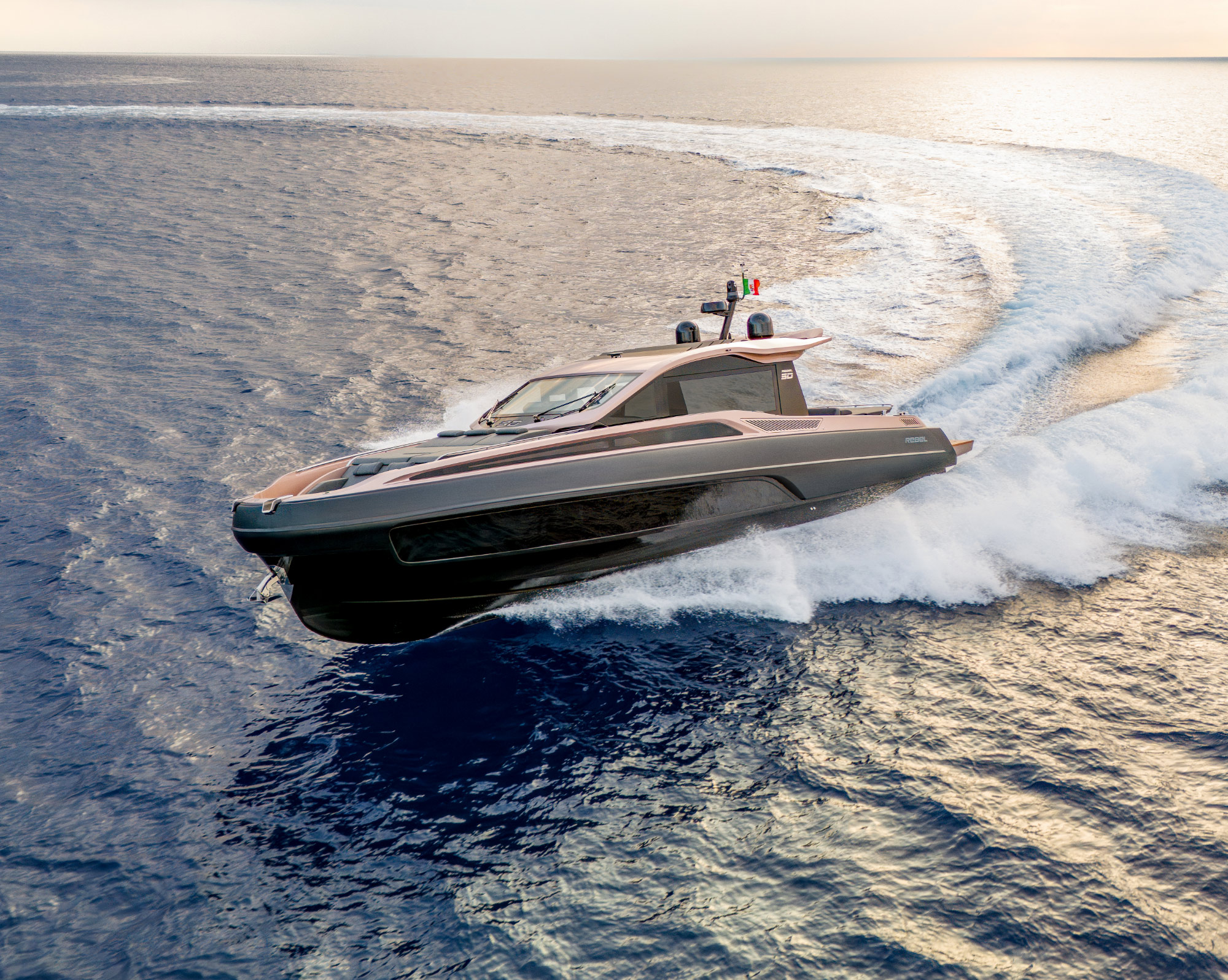 Sacs Marine Rebel 50 G, boot varend op zee met kielzog