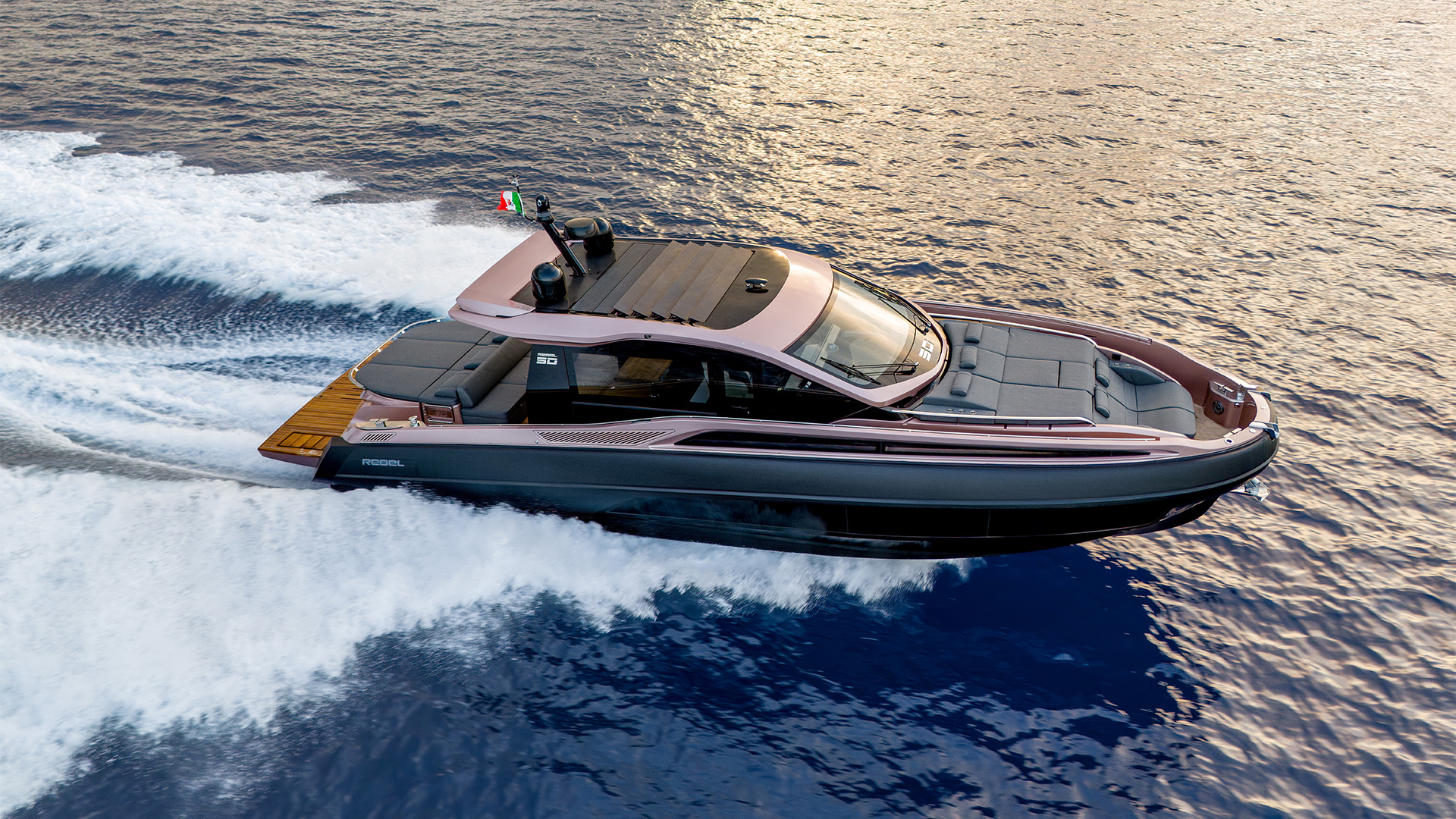Sacs Marine Rebel 50 G, boot varend op zee