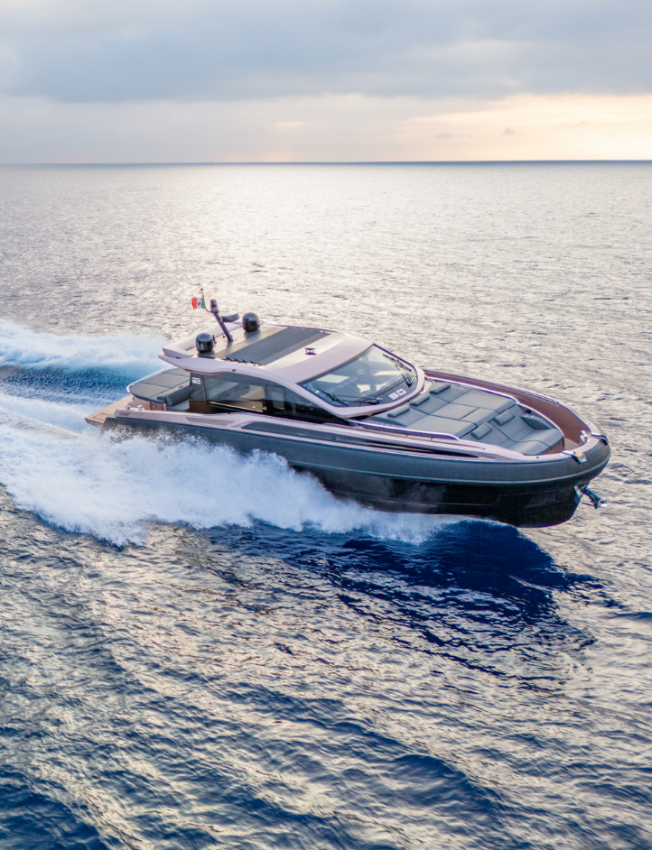 Sacs Marine Rebel 50 G, boot varend op zee