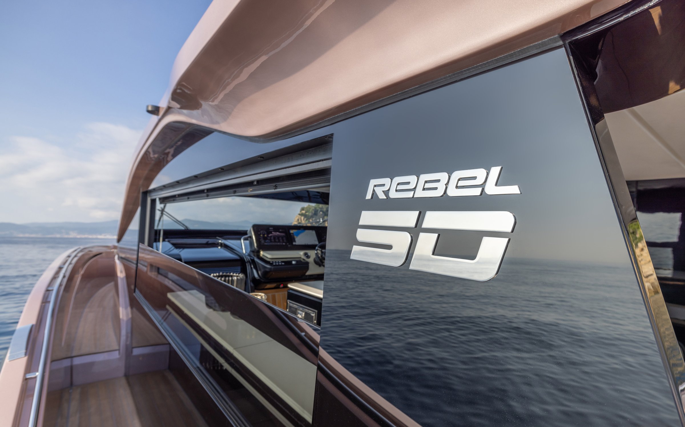 Sacs Marine Rebel 50 G, close-up boot logo op raam