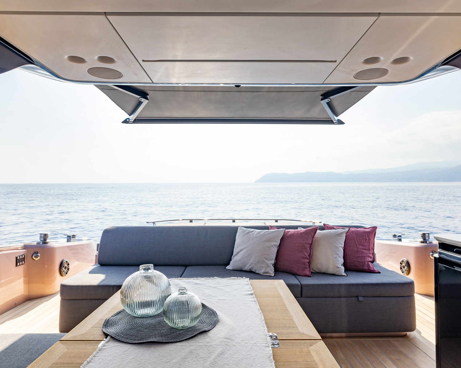 Sacs Marine Rebel 50 G, loungebank op achterdek met zeezicht