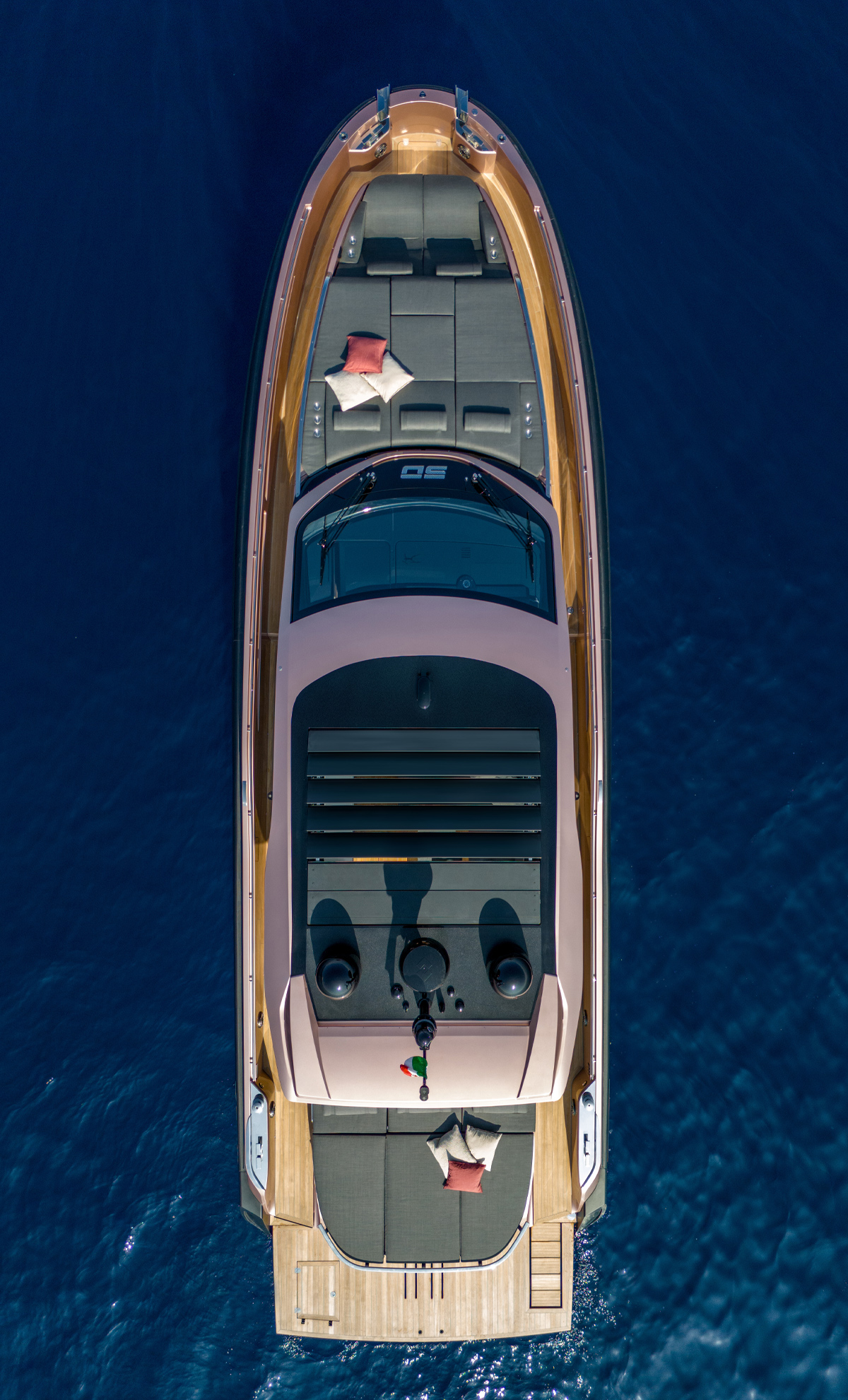 Sacs Marine Rebel 50 G, luchtfoto boot varend op zee