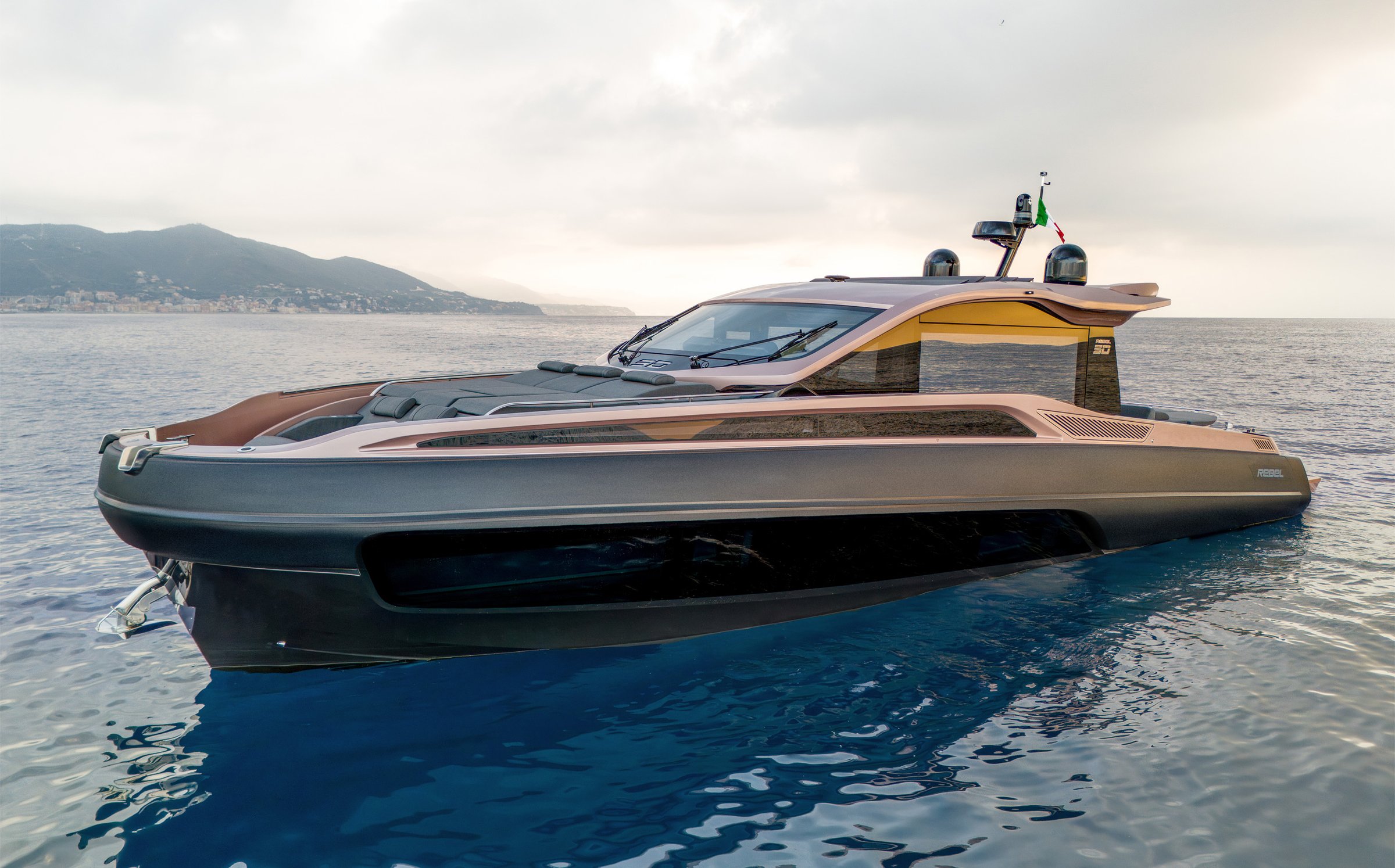 Sacs Marine Rebel 50 G, motorjacht drijvend op zee