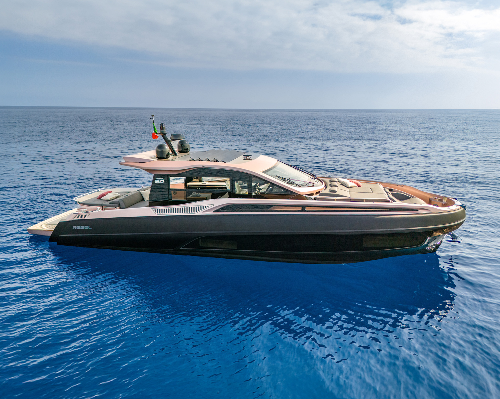 Sacs Marine Rebel 50 G, motorjacht drijvend op zee
