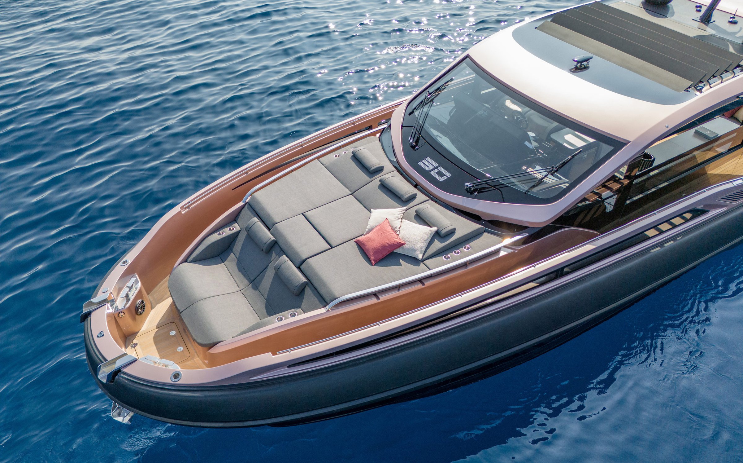 Sacs Marine Rebel 50 G, voordek met loungebank en kussens