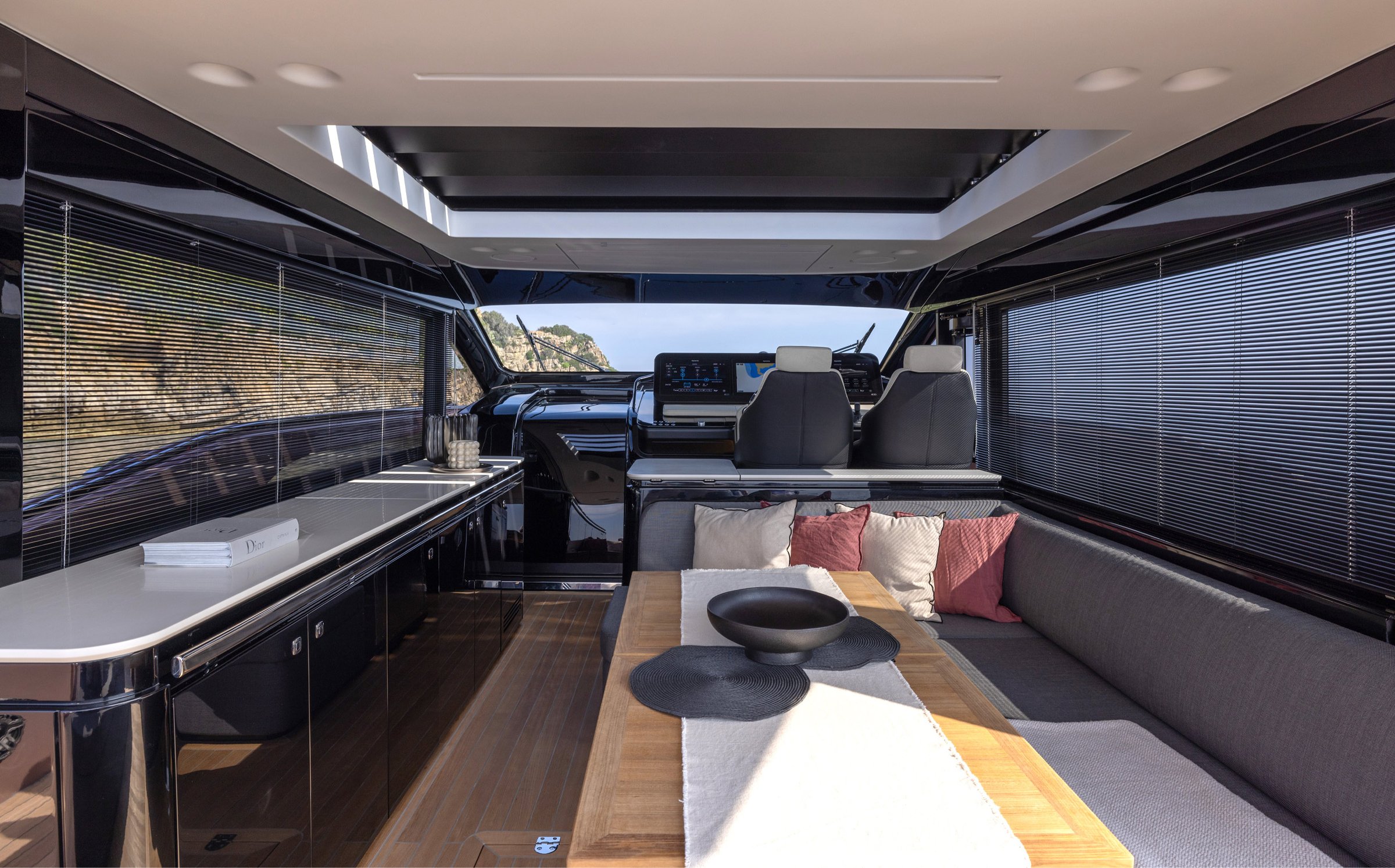 Sacs Marine Rebel 50 G, lounge met eettafel en zitbank