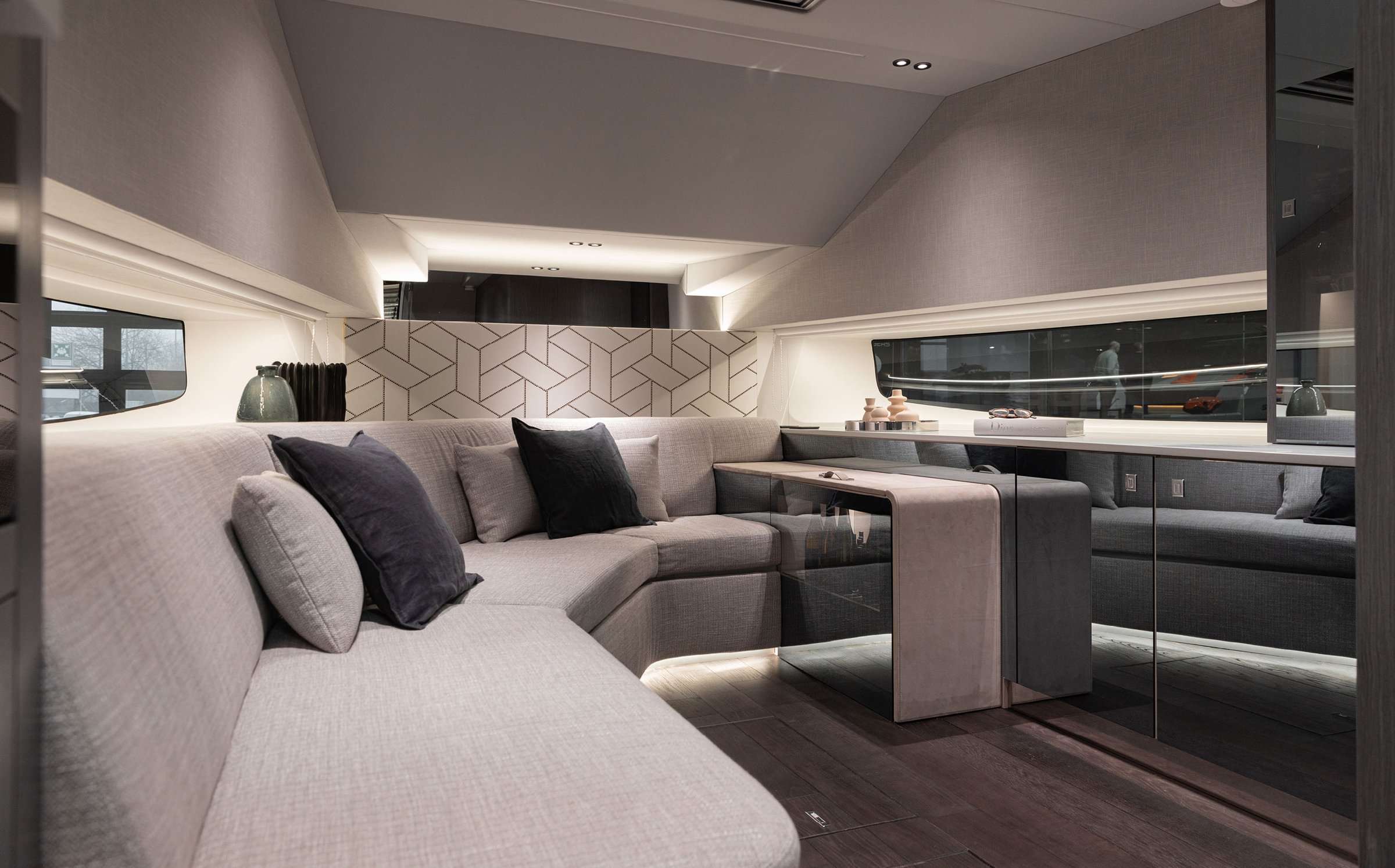 Sacs Marine Rebel 50 G, lounge met zithoek en salontafel