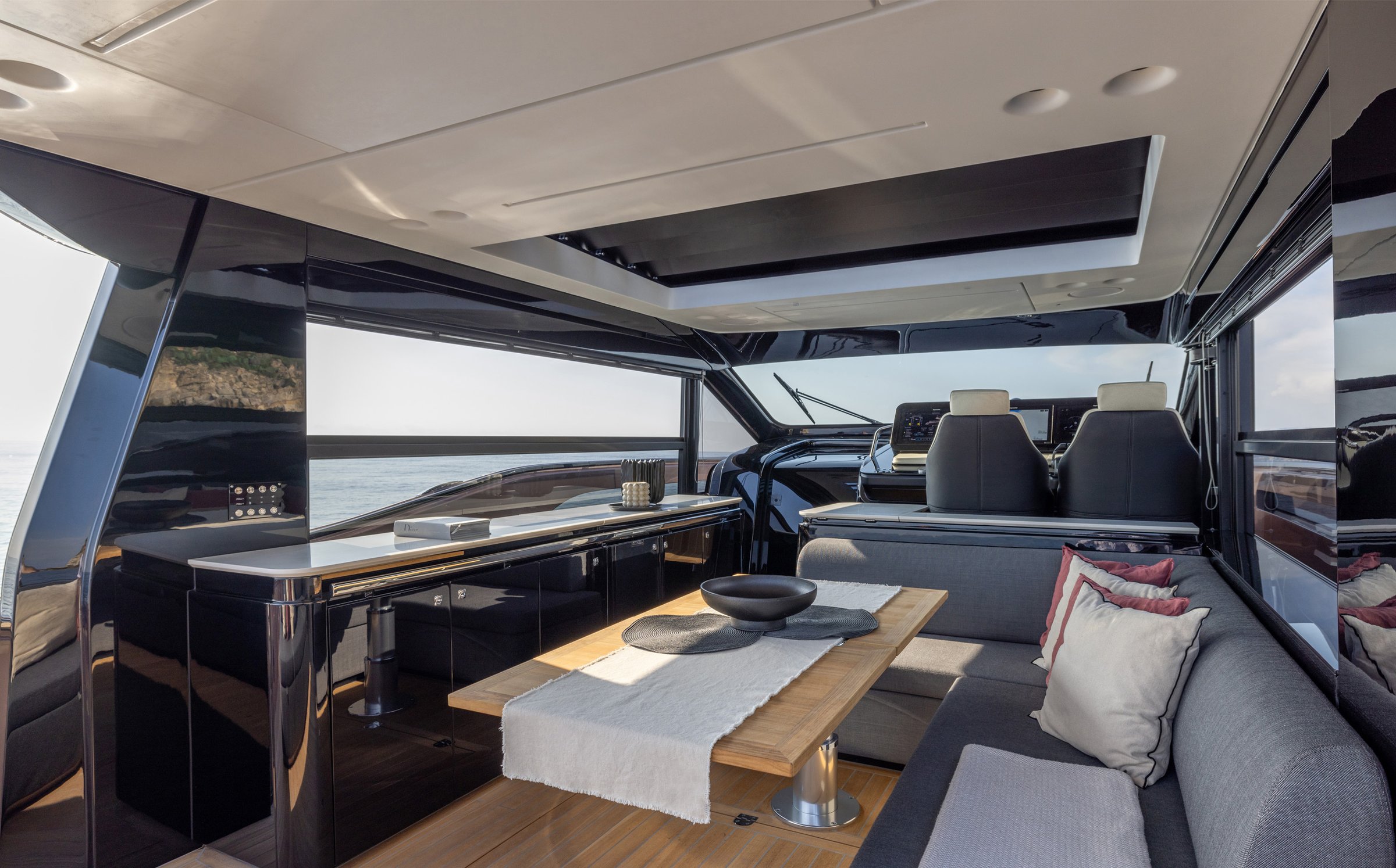 Sacs Marine Rebel 50 G, salon met eettafel en zitbank