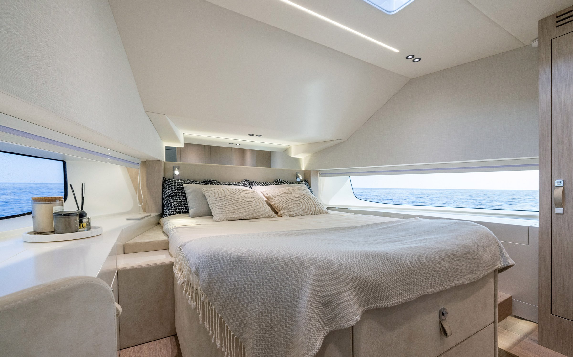 Sacs Marine Rebel 50 G, slaapkamer met bed en ramen