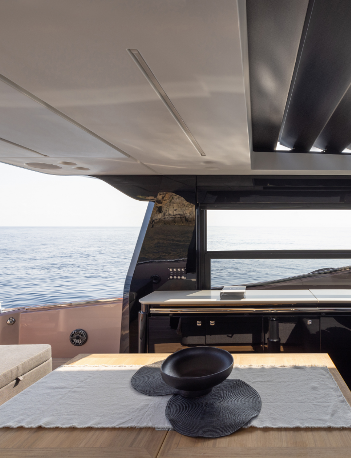 Sacs Marine Rebel 50 G, tafel met kom en zeezicht