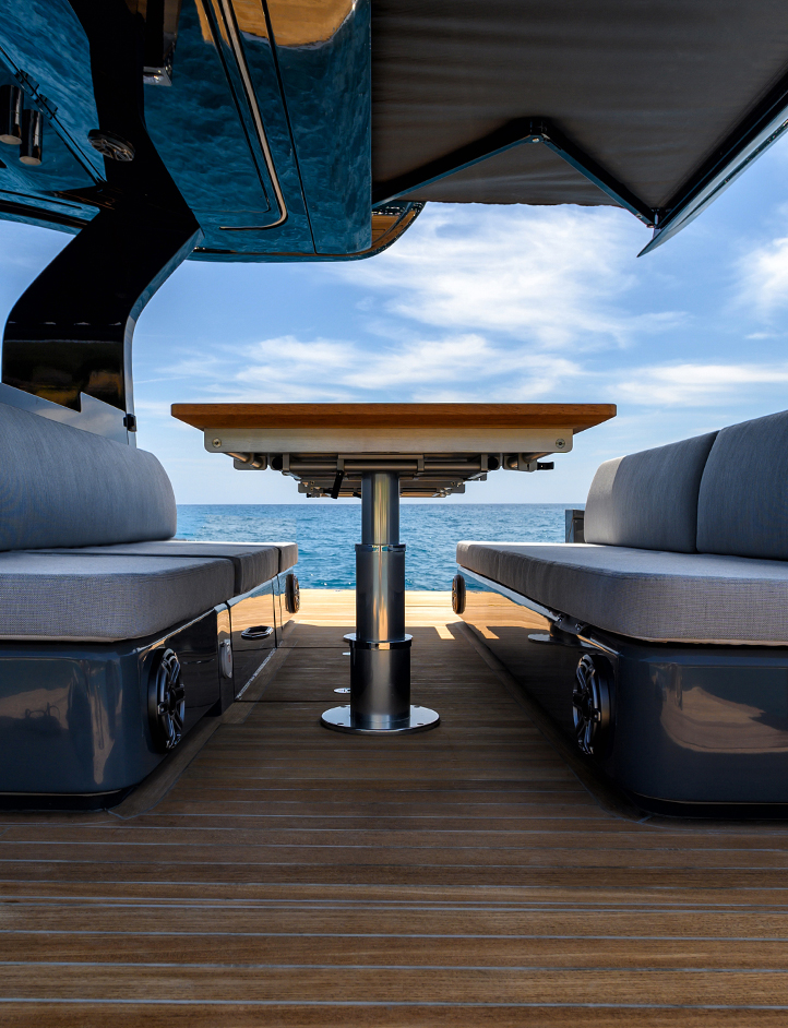 Sacs Marine Rebel 55, achterdek met zitbanken en tafel
