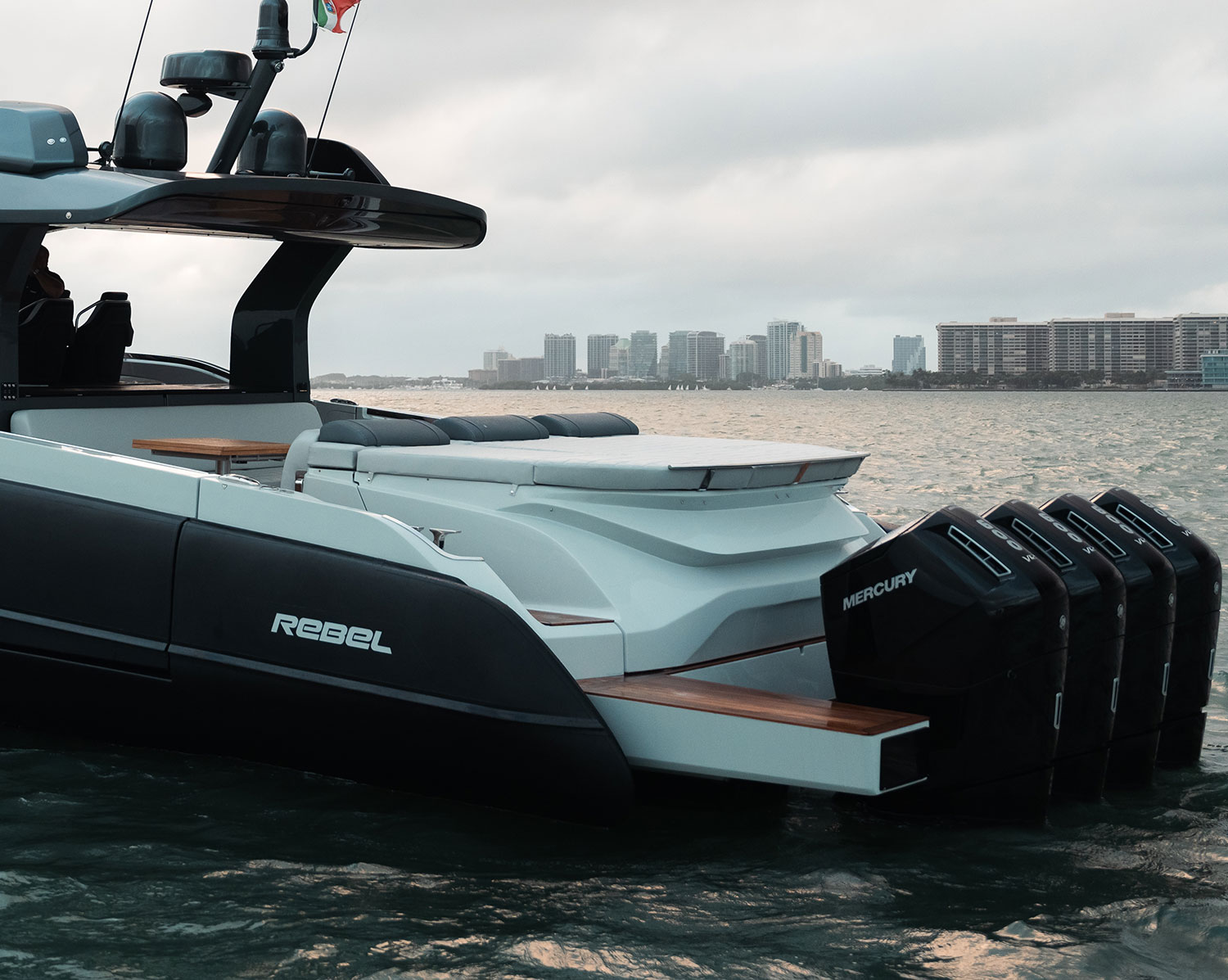 Sacs Marine Rebel 55, achtersteven boot met motoren
