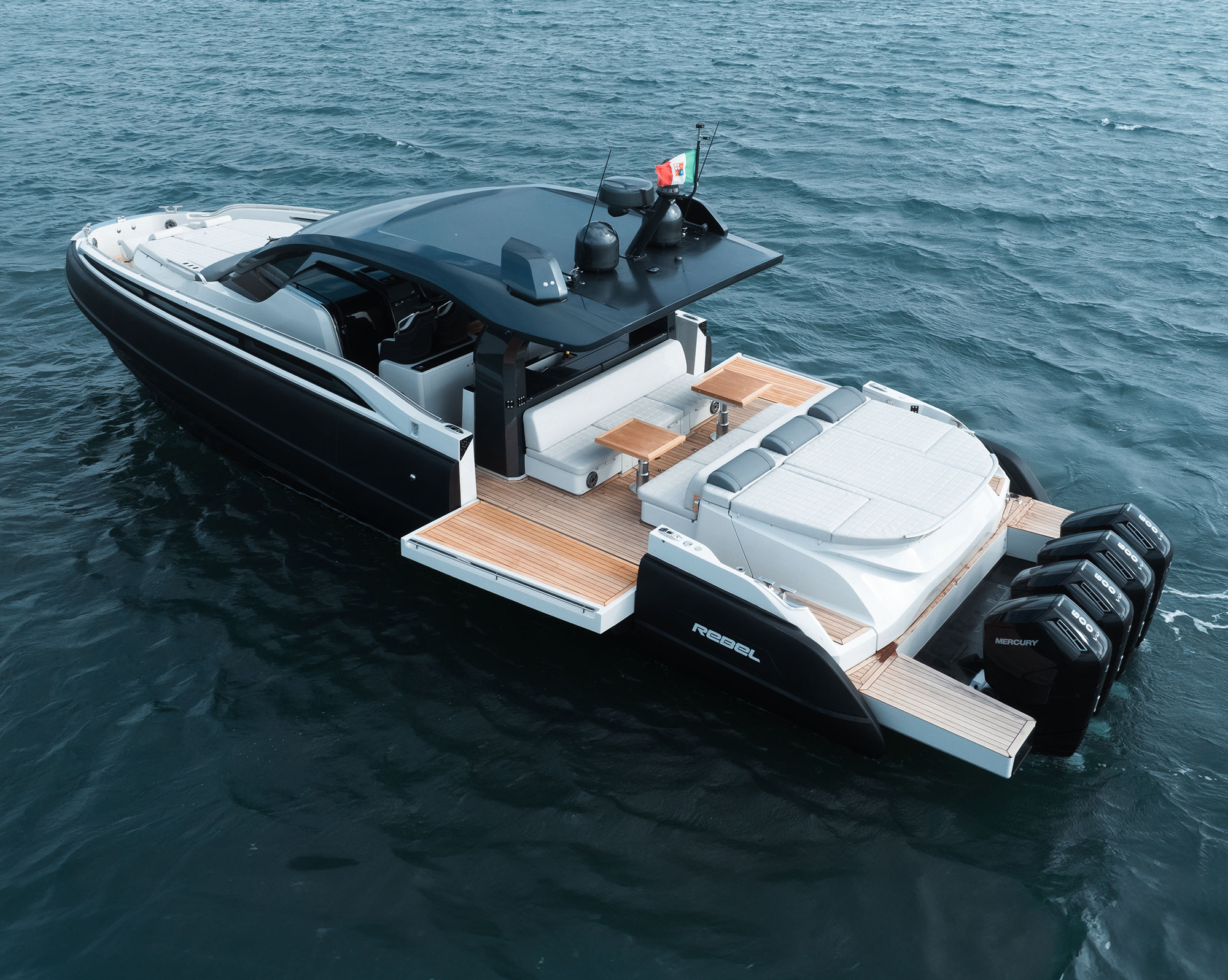 Sacs Marine Rebel 55, boot met meerdere buitenboordmotoren op water