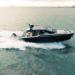 Sacs Marine Rebel 55, boot varend op zee met golven