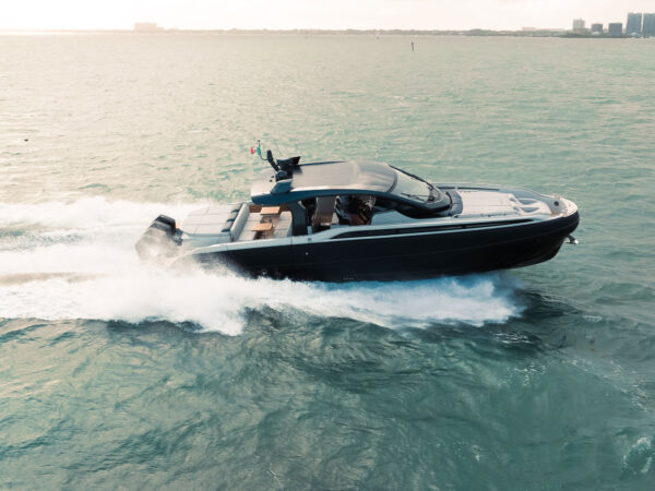 Sacs Marine Rebel 55, boot varend op zee met golven