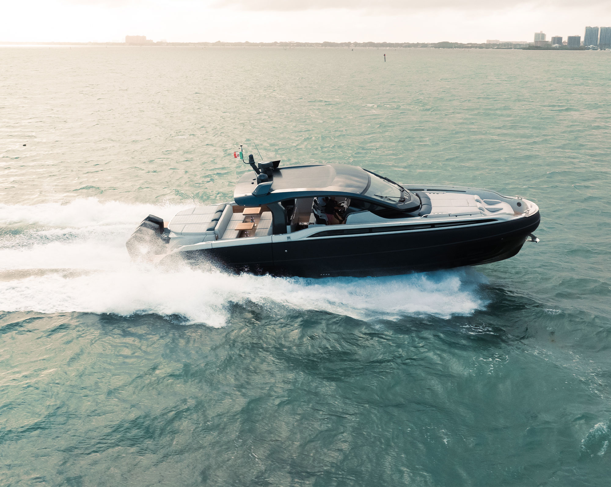Sacs Marine Rebel 55, boot varend op zee met golven