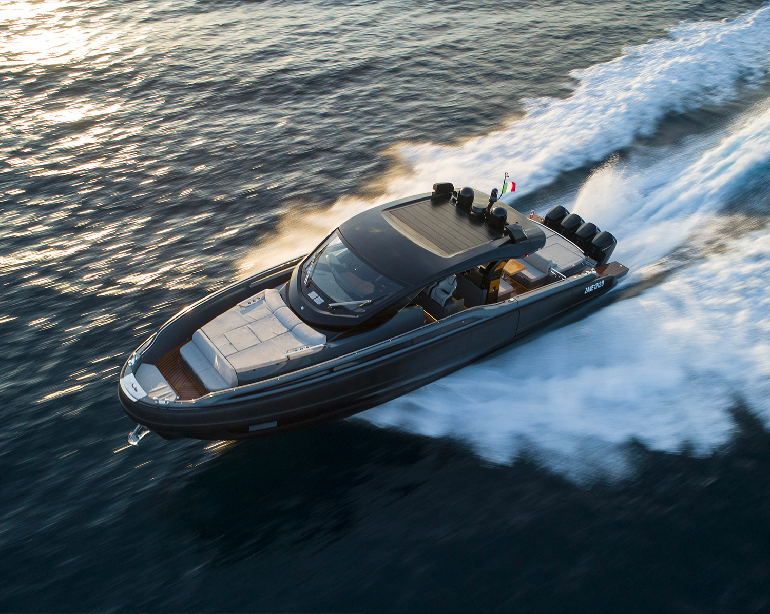 Sacs Marine Rebel 55, boot varend op zee met schuim