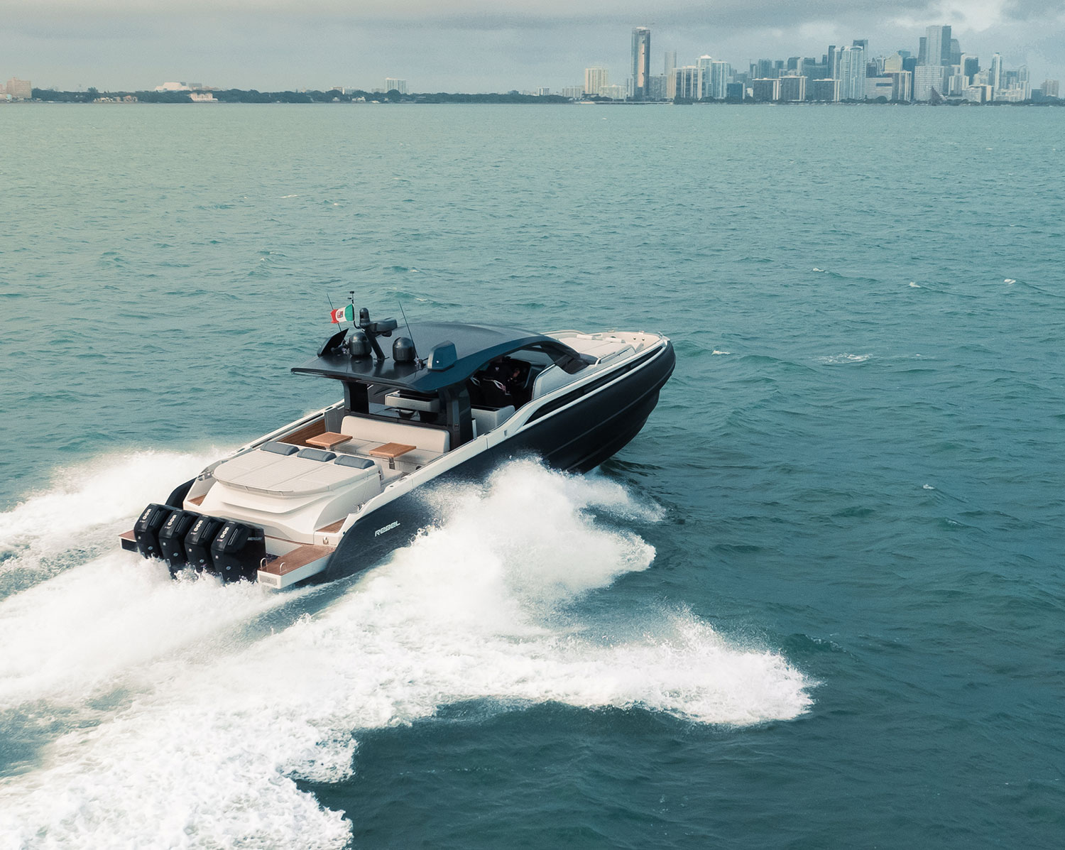Sacs Marine Rebel 55, boot varend voor skyline