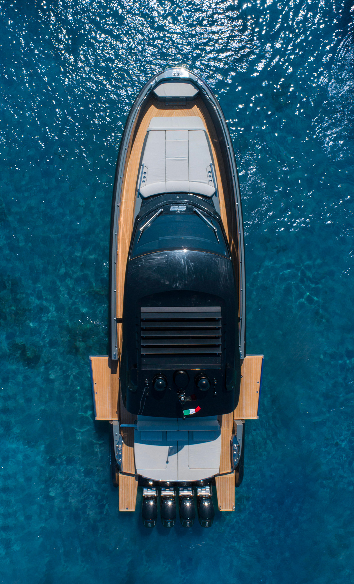 Sacs Marine Rebel 55, luchtfoto boot op zee
