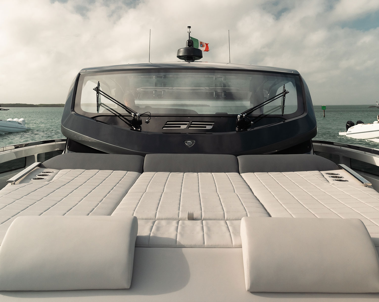 Sacs Marine Rebel 55, voordek met ligbank en cabine