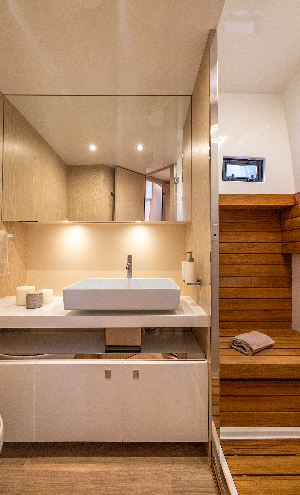 Sacs Marine Rebel 55, badkamer met wastafel en sauna