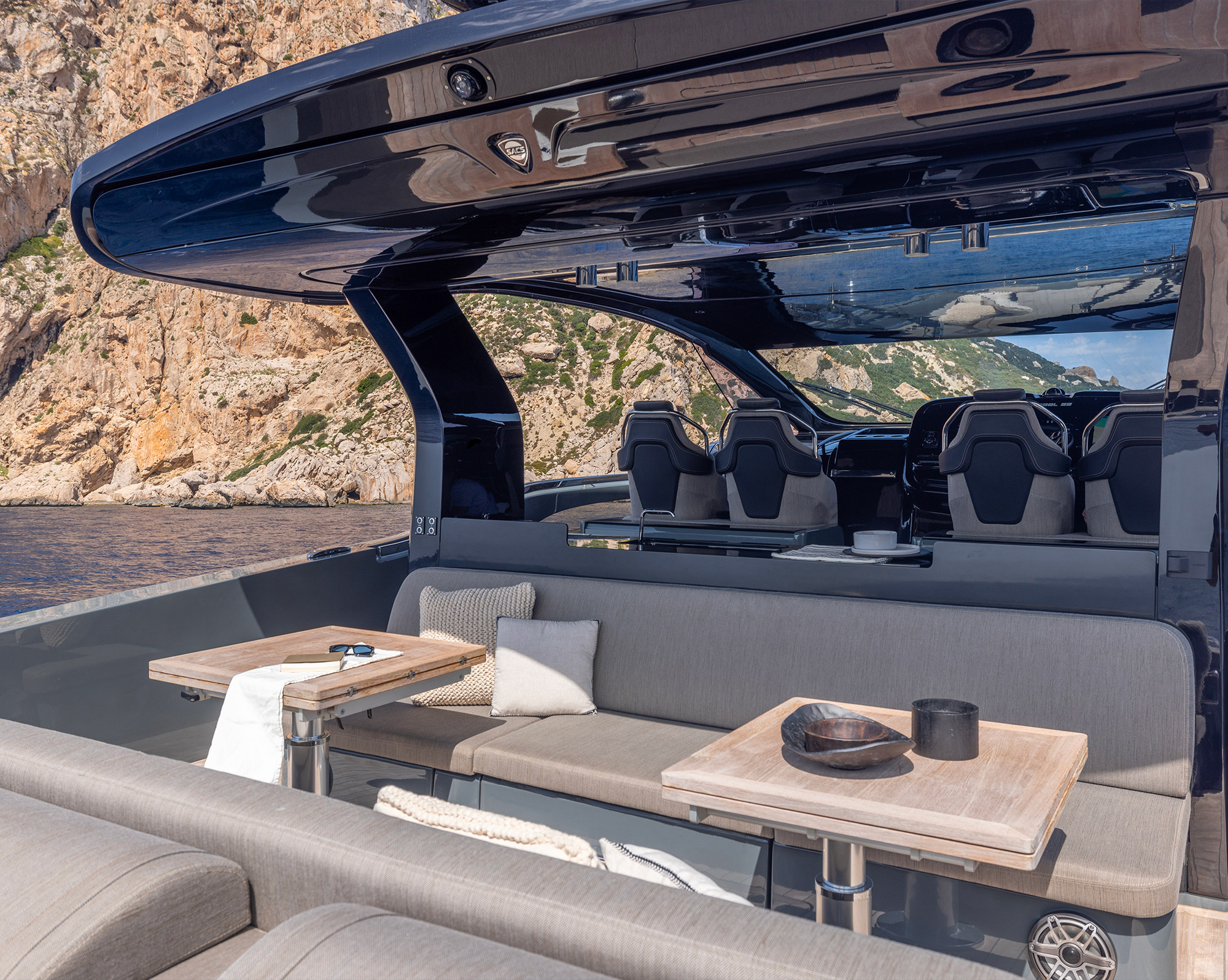 Sacs Marine Rebel 55, lounge zitbank met tafels aan boord