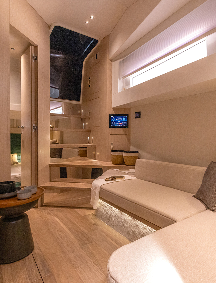 Sacs Marine Rebel 55, salon met zitbank en trap