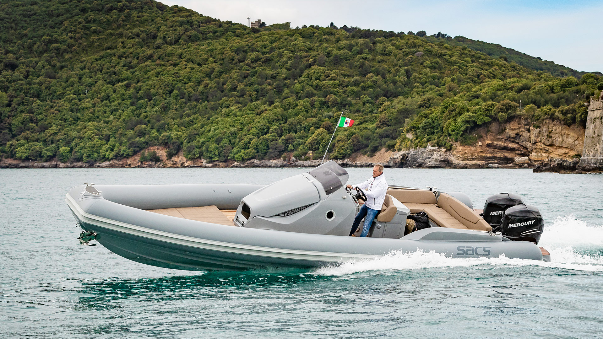 Sacs Marine Strider 10, rib boot vaart op zee