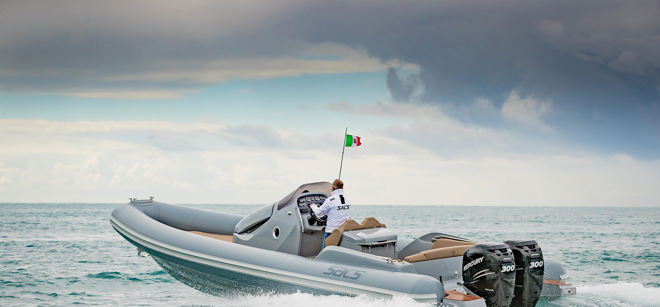 Sacs Marine Strider 10, rib boot varend op zee