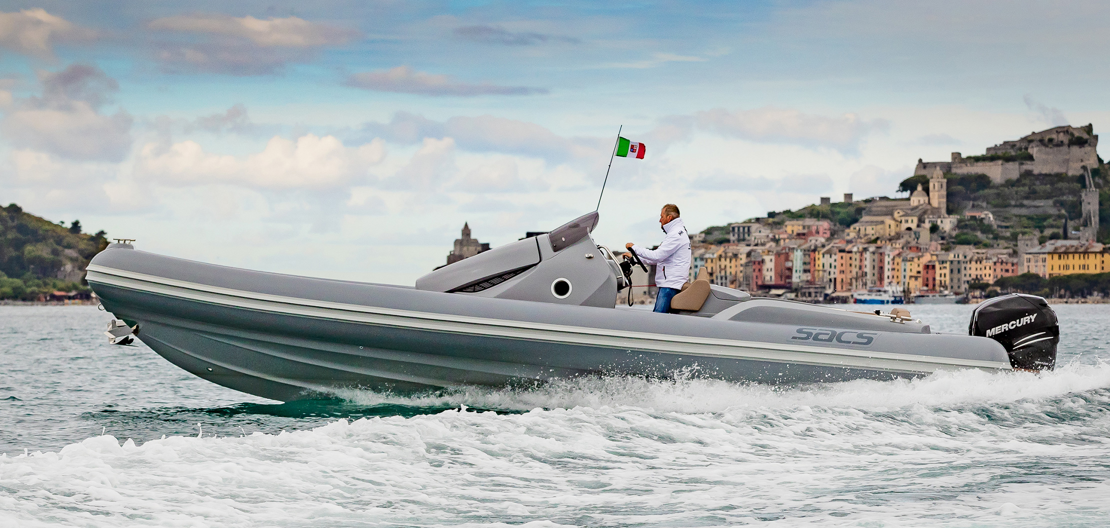 Sacs Marine Strider 10, rib boot varend op zee