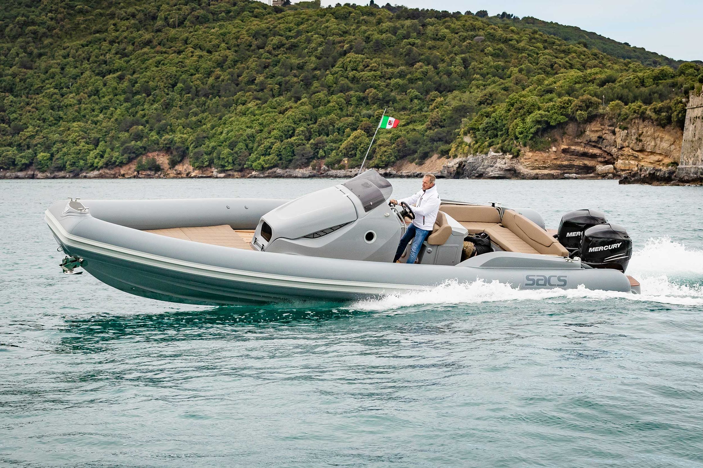 Sacs Marine Strider 10, rib boot varend op zee